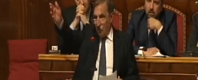 Copertina di Toninelli arriva in Aula e si siede col M5s. La Russa lo sfotte: “Non tra i banchi del governo? Si sta preparando…”