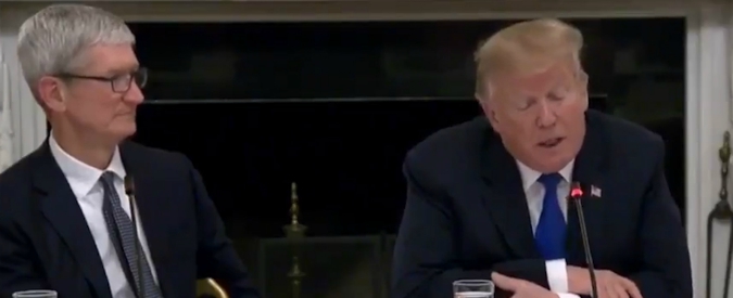 Copertina di La gaffe di Donald Trump con Tim Cook: “Apprezziamo molto, Tim…”. E il fondatore di Apple si imbarazza