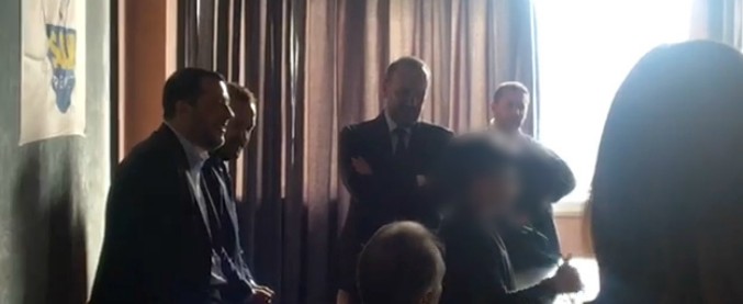 Copertina di Potenza, al comizio della Lega parla ‘bimbo-poliziotto’: “Io col capitano” Salvini si smarca: “Dov’è la madre?” Non vorrei si pensasse a un sequestro”