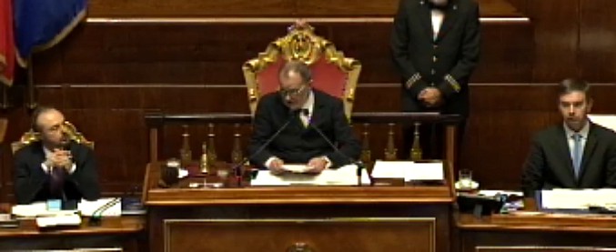 Copertina di Senato, ok all’odg sulle misure contro il cancro. E Calderoli rivela la sua malattia: standing ovation dei parlamentari