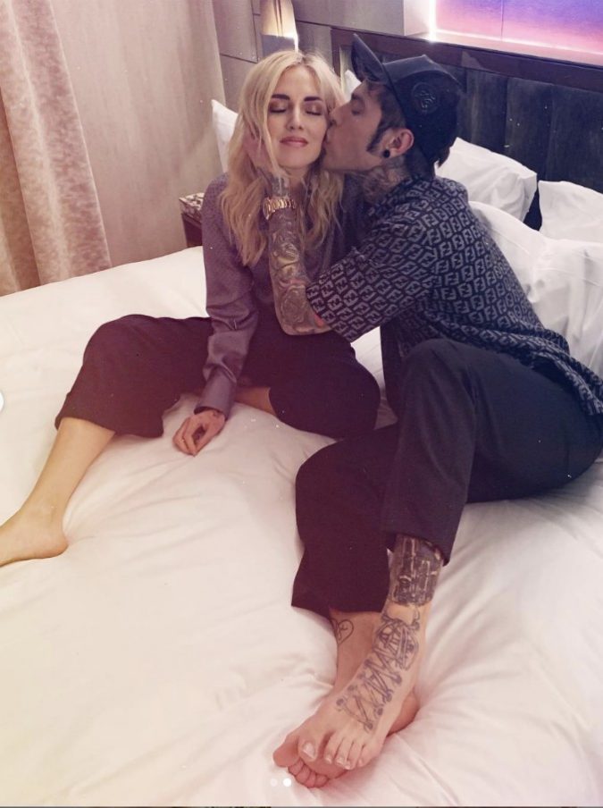 Chiara Ferragni e Fedez pubblicano una foto insieme a letto ma i fan gridano: “Che orrore”
