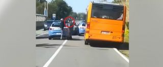 Copertina di Catanzaro, aspetta che l’autista si allontani e ruba il bus: la polizia lo blocca sulla statale con le pistole in pugno. Il video