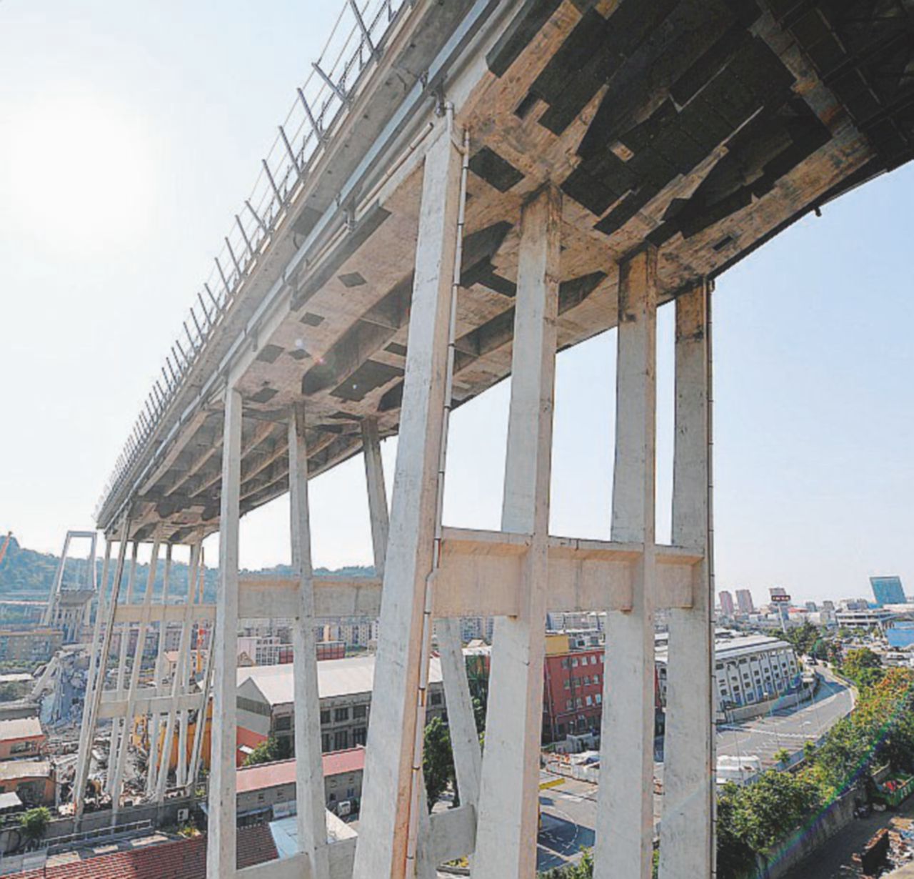 Ponte Morandi, altri 40 sotto indagine: pm indagato fino agli anni Novanta. Stop al tritolo per abbatterlo