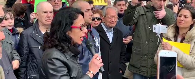 Copertina di Ilva, mamme di Taranto protestano davanti al Comune: “Nostri figli non sono nemmeno liberi di andare a scuola”