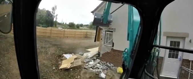 Copertina di “Ecco cosa succede quando non paghi le persone”. Il muratore è furioso e si vendica così: condannato a 4 anni di carcere