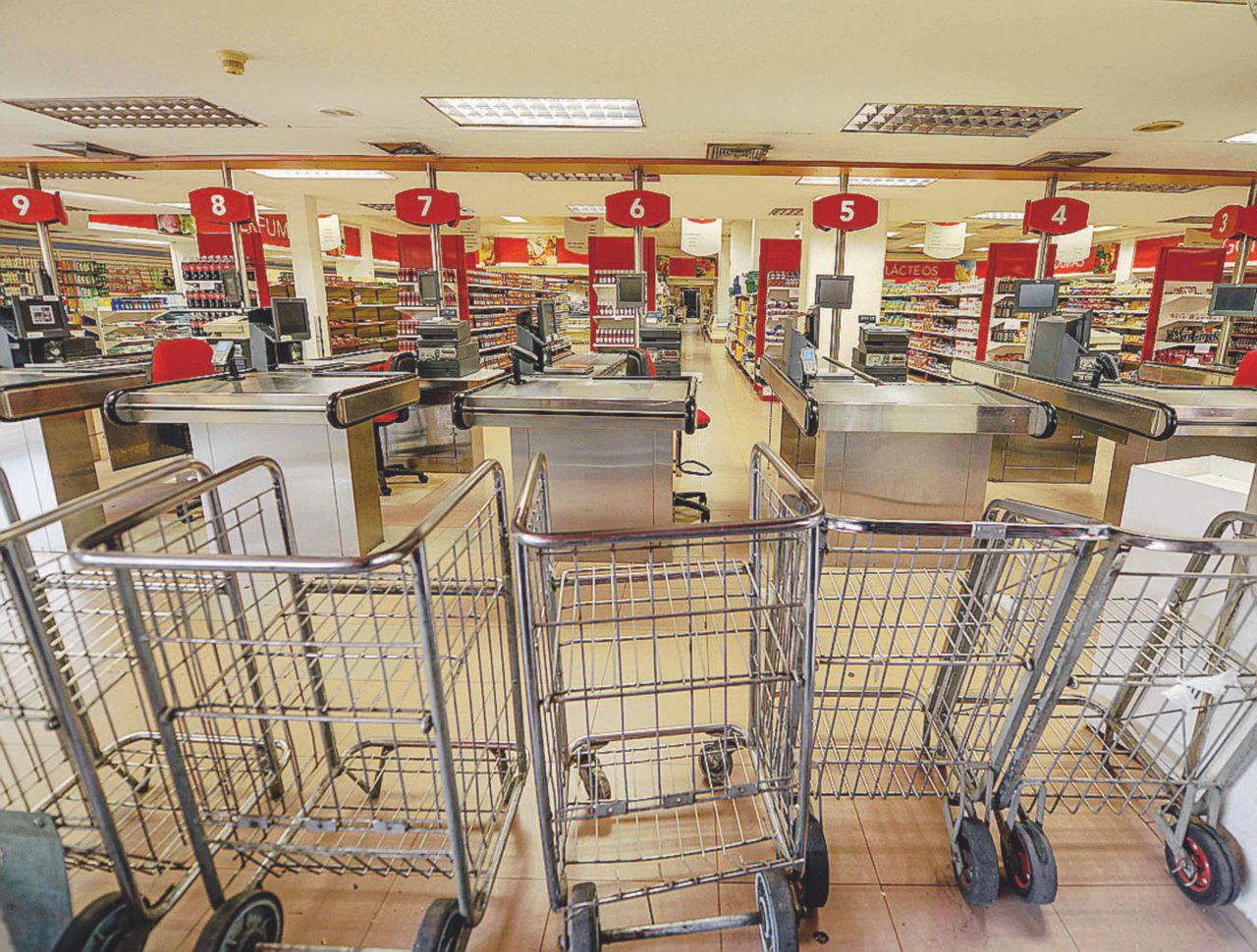 Copertina di Caracas al buio, per Maduro è “tutta colpa degli americani”