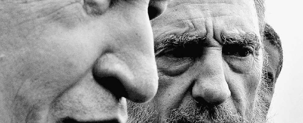 Fronte anti-americano - Chávez e Fìdel Castro a Cuba: l’alleanza tra i due lìder si basava anche sullo scambio tra materie prime (venezuelane) e personale medico amministrativo e militare (cubano) Dollari & petrolio: perché l’America azzanna Caracas