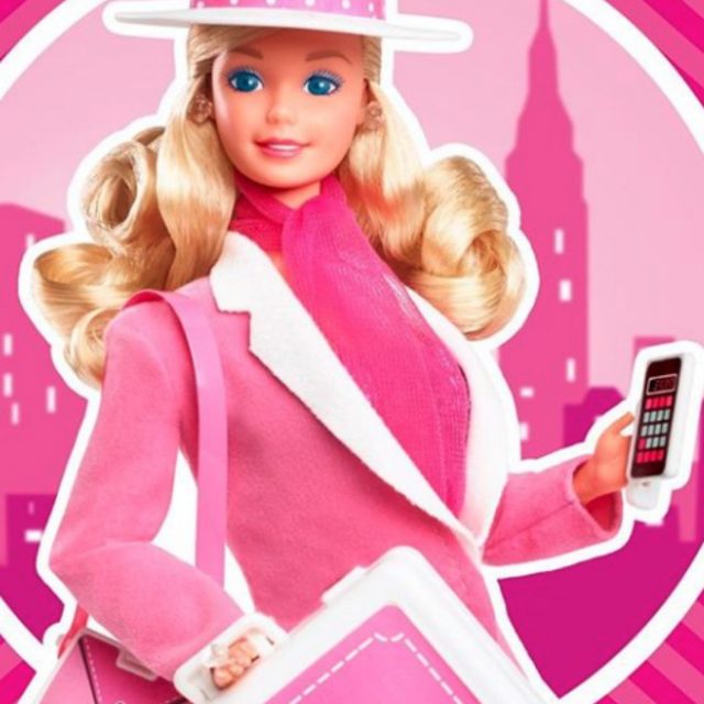 Barbie compie 60 anni: storia della bambola bionda (nata mora!) più amata, criticata e venduta al mondo