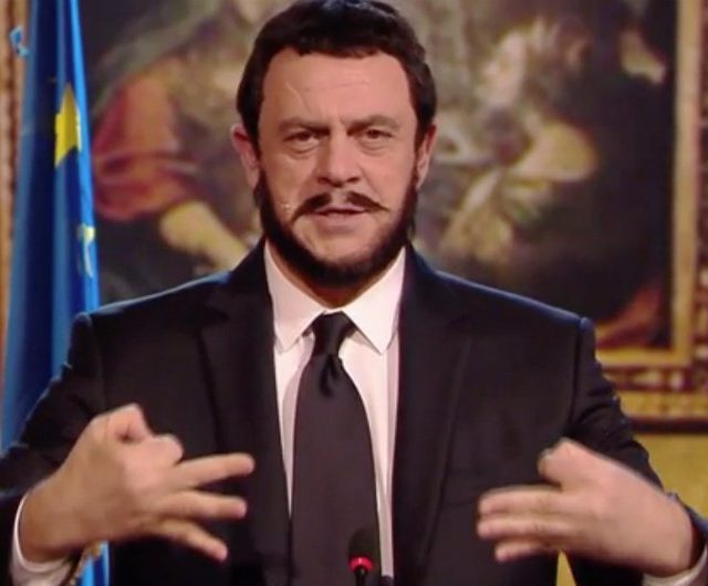 Legittima difesa, Crozza-Salvini esulta: “Una legge italiana, scritta da pistoleri italiani, voluta da un pistola italiano!”