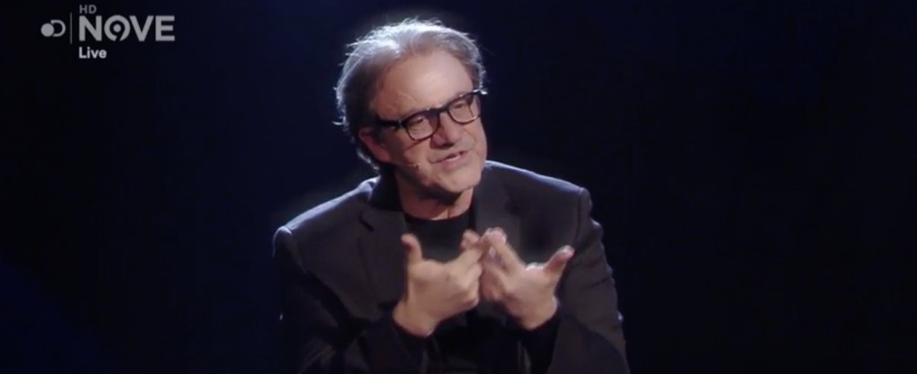 Copertina di La psico banalisi di Crozza-Recalcati: “L’amore è yogurtico. E’ lattico. Scade e dopo la data di scadenza può puzzare”