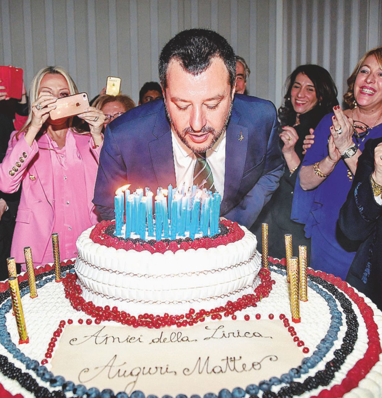 Copertina di Compleanno senza regalo: Salvini cede la mano sul Tav