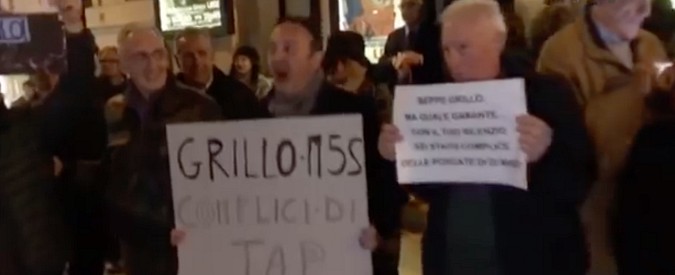 Copertina di Lecce, Beppe Grillo contestato da una decina di attivisti M5s: “Traditi su Tap e Ilva. Chi di vaffa ferisce, di vaffa perisce”