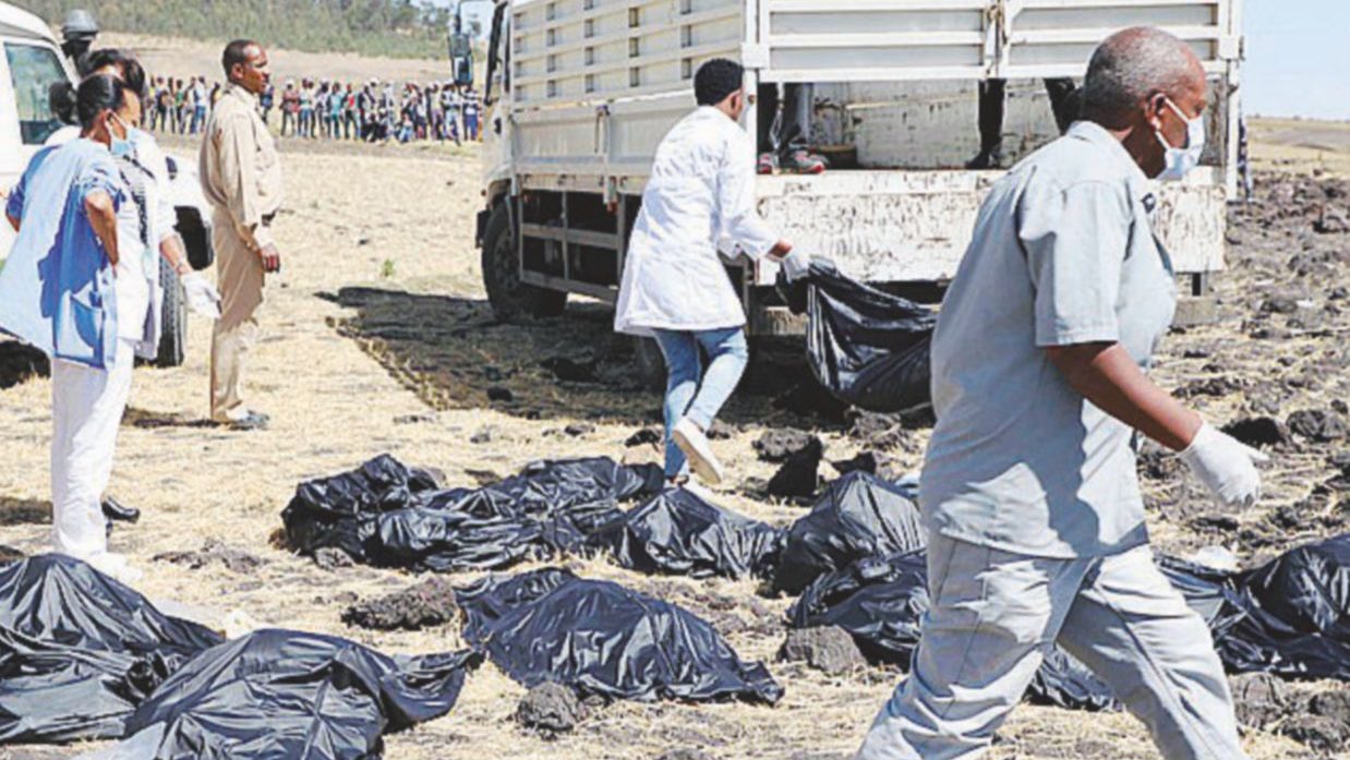 Copertina di 6 minuti di volo, poi lo schianto al suolo. Tragedia in Etiopia: 157 morti, 8 italiani