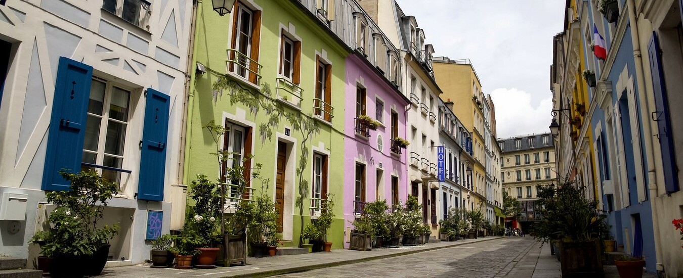 Vicolo parigino sconvolto dal successo su Instagram, gli abitanti non ne possono più di turisti e selfie