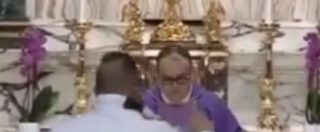 Copertina di “Scusi padre, sono Dio sceso in Terra”: un uomo sale sull’altare e interrompe la messa in diretta tv su Rete 4, interviene la polizia
