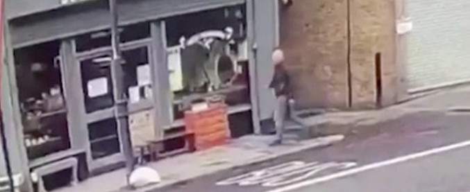 Copertina di L’uomo più fortunato del mondo? Eccolo mentre passeggia ignaro di quello che sta per accadere…