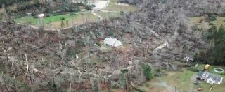 Copertina di I tornado hanno spazzato via tutto, ma la casa in mezzo agli alberi distrutti è intatta: il video col drone dall’Alabama