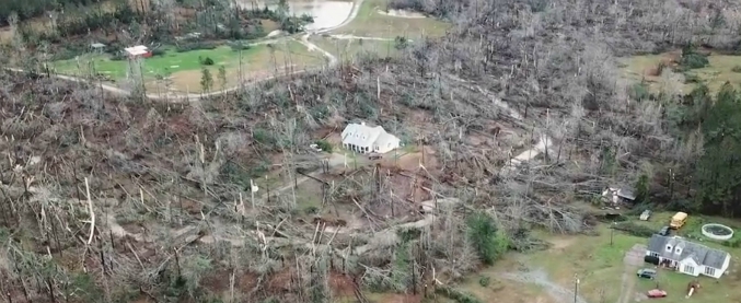 Copertina di I tornado hanno spazzato via tutto, ma la casa in mezzo agli alberi distrutti è intatta: il video col drone dall’Alabama
