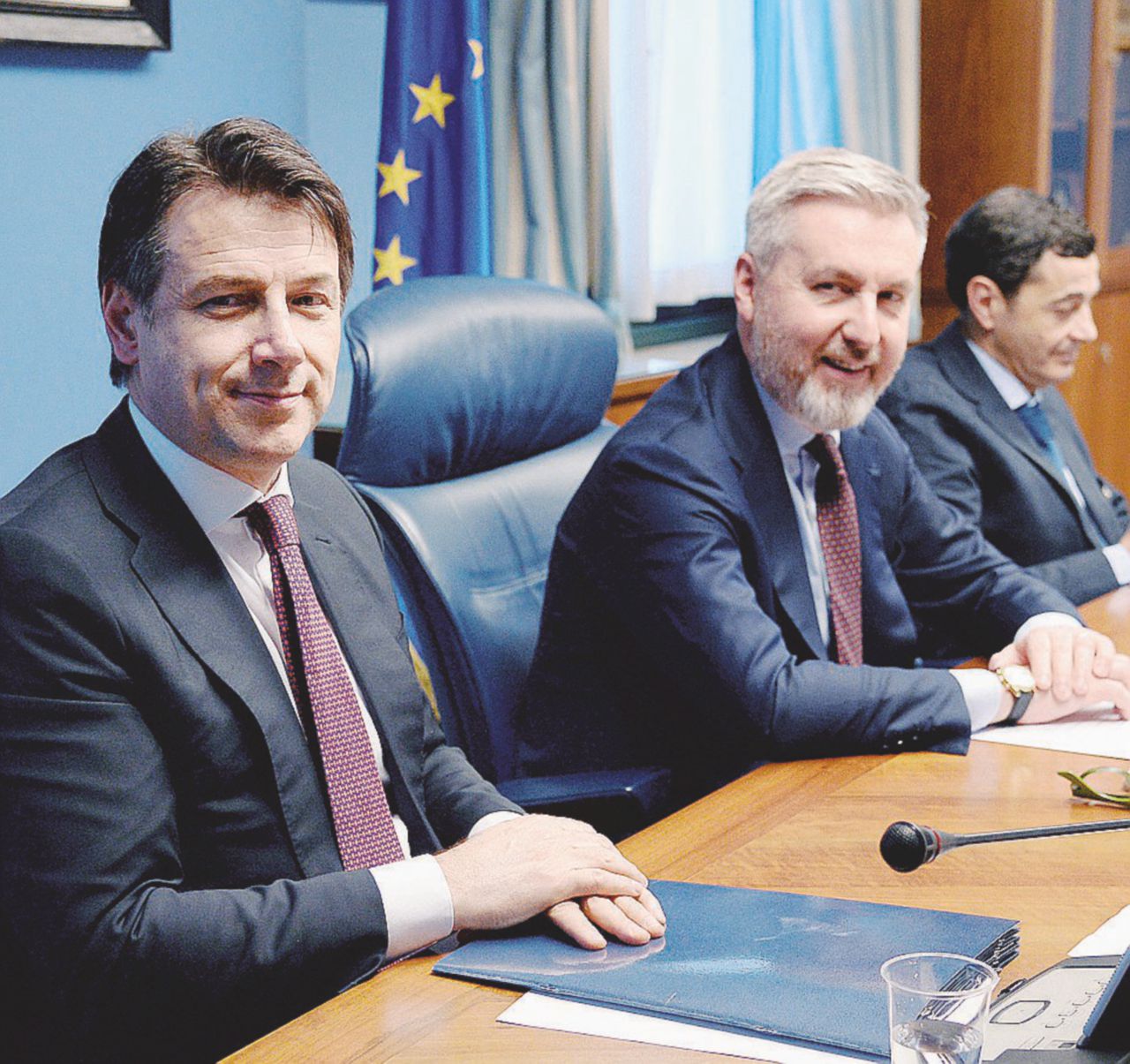 Il premier Giuseppe Conte insieme al presidente del Copasir, Lorenzo Guerini (Pd). In basso, il presidente cinese Xi Jinping - Ansa/LaPresse Il Copasir avvisa Conte: dubbi sulla sicurezza