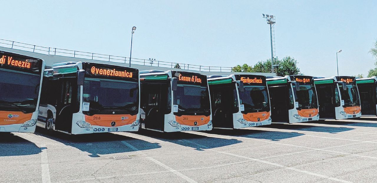 Copertina di Nuovi bus: belli, veloci e tecnologici. Ma solo per le zone che se li meritano