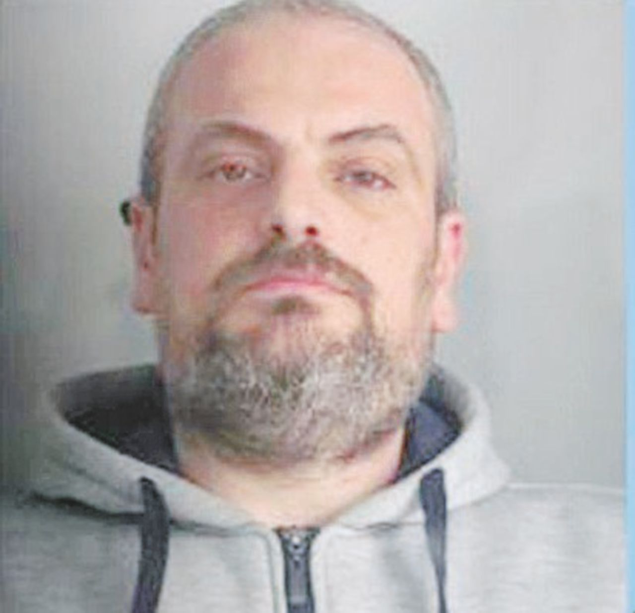 Evade dai domiciliari, dà fuoco alla ex moglie in auto e scappa: caccia al 42enne ancora in fuga