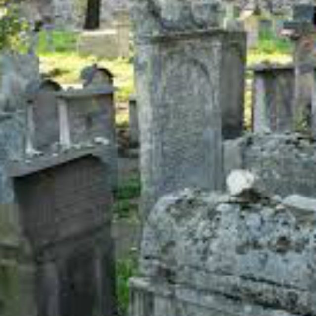 Torino, lui la lascia: lei per vendicarsi va al cimitero e urina sulla tomba della suocera