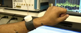 Copertina di Un braccialetto indossabile potrebbe rendere sicuri e più efficienti i dispositivi medici e le protesi