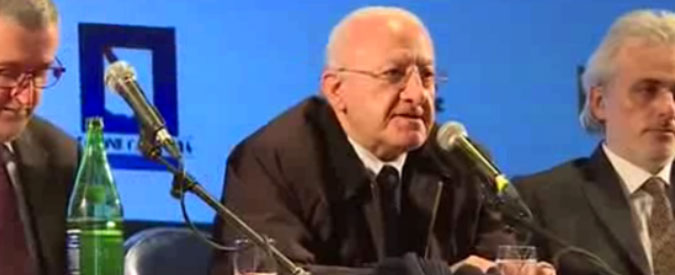 Copertina di De Luca su Salvini: “C’è uno che va in giro vestito con pelli di capra e pensa di spezzare in due l’Italia”