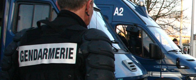 Francia, blitz a casa di chi aiuta migranti al confine: “Portati via in manette e rilasciati dopo più di 24 ore senza accuse”