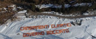 Copertina di Greenpeace in azione per il clima: “Basta con il governo del cambiamento climatico. Esecutivo protegga l’ambiente”