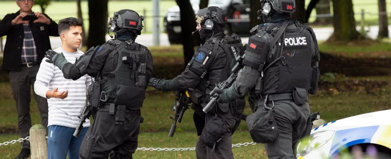 Copertina di Nuova Zelanda, attacchi a 2 moschee: 49 morti. La strage live su Facebook, killer posta manifesto anti-Islam. “È terrorismo”