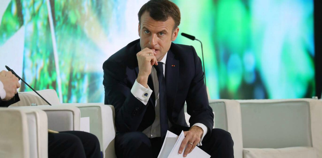 Francia, due giornali rifiutano intervista con Macron: “Turba l’equilibrio della campagna. E l’Eliseo voleva rileggerla”