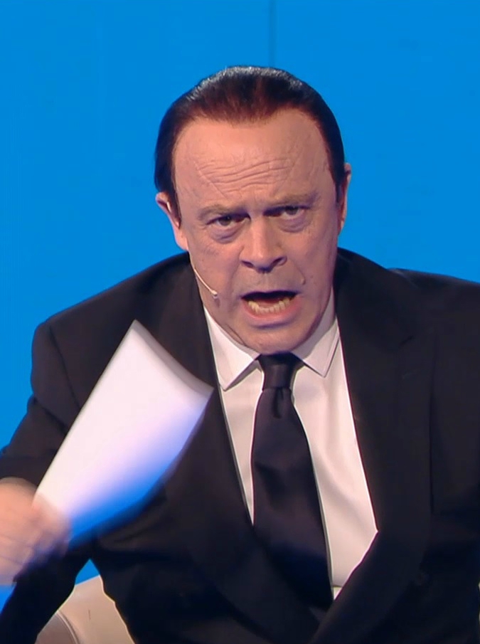 Copertina di Crozza-Berlusconi si scatena e alza la voce: “Ci sono cinesi ovunque!”. Poi scopre di non essere in galera: “Che Paese del ca***”