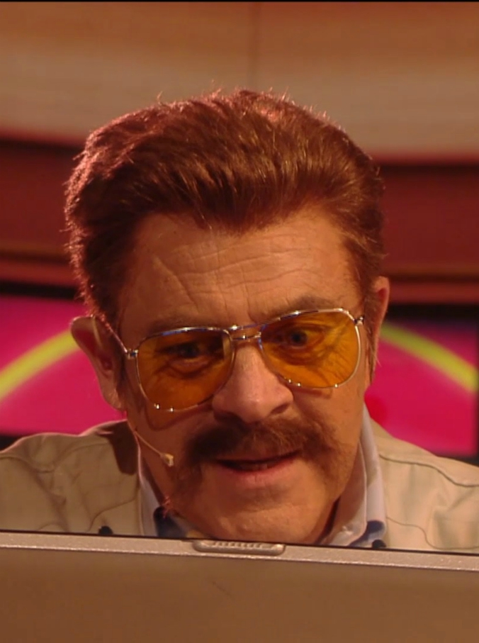 Copertina di Crozza nei panni di Napalm51 “confuso” dalla legittima difesa: “Sono turbato, posso sparare a chi voglio. E il governo mi dà un premio”