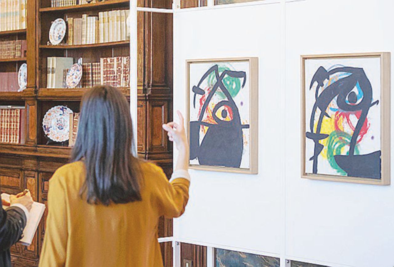 Copertina di Miró il plagiatore di materia ora si affaccia sul Fontanone