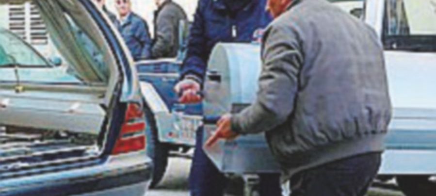 Strangola la moglie e si getta su un coltello: femminicidio-suicidio Strangola la moglie e si getta su un coltello: femminicidio-suicidio