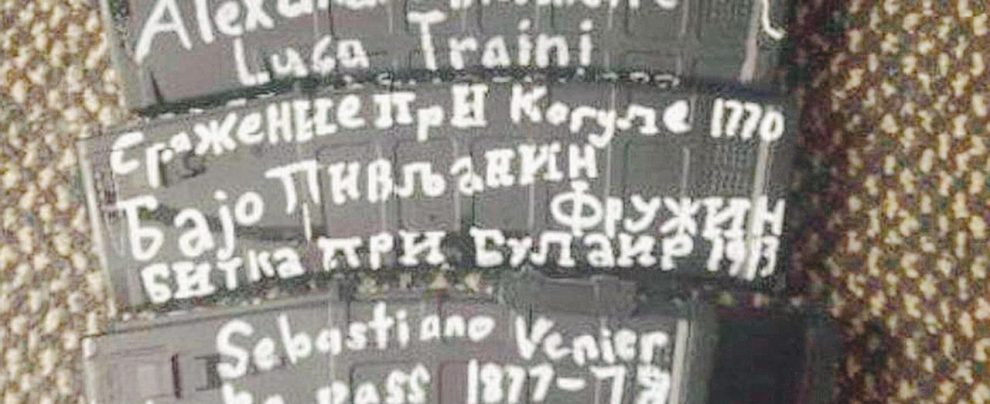Onore a Traini - Nelle dediche sulle armi anche il nome dello sparatore di Macerata - Ansa La bolla della pace australe squarciata dal “bianco ordinario”