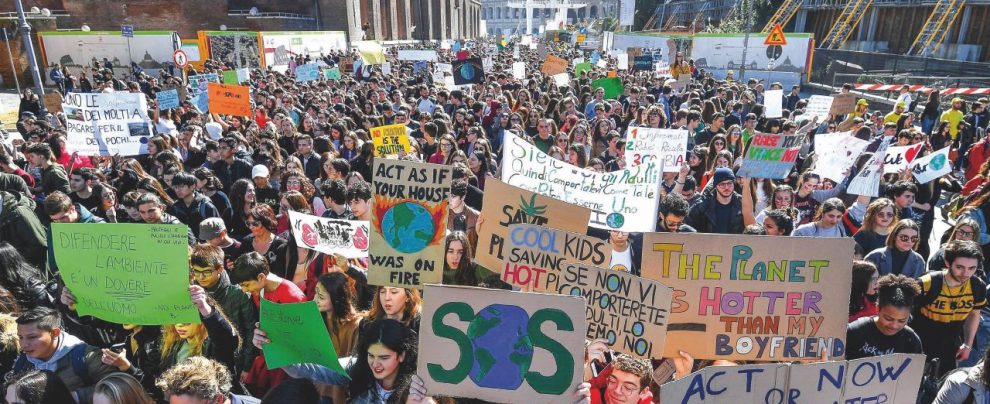 Tutti in sciopero per il clima: il mondo salvato dai ragazzini Tutti in sciopero per il clima: il mondo salvato dai ragazzini