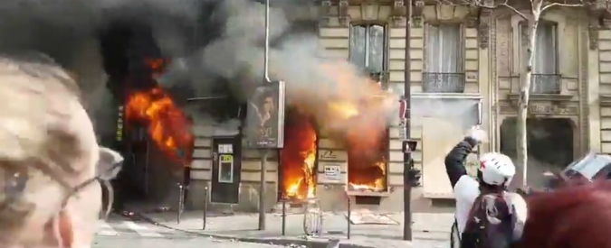 Copertina di Gilet gialli, a Parigi un palazzo viene dato alle fiamme: urla degli inquilini dai balconi. Le immagini