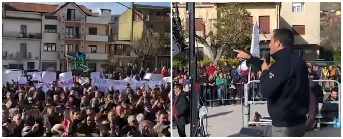 Copertina di Basilicata, Salvini contestato per 20 minuti: “Fascista, bugiardo!”. E lui provoca: “Non vi sento, basta canne”