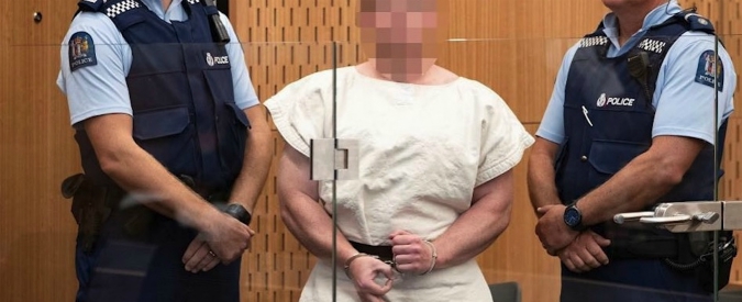 Copertina di Strage in Nuova Zelanda, Brenton Tarrant in aula davanti al giudice fa il saluto dei suprematisti bianchi. Le immagini
