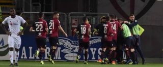 Copertina di Cagliari, tragedia allo stadio: tifoso muore per attacco cardiaco. Le urla dalla curva della Fiorentina: “Devi morire”