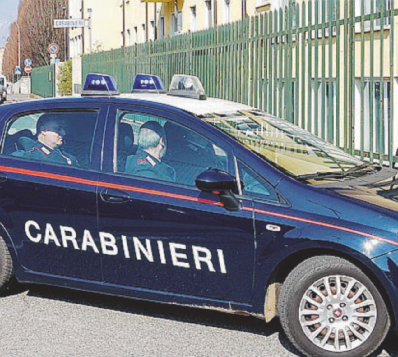 Copertina di Padre tenta di investire la figlia: vive troppo all’occidentale e si permette di cercare lavoro