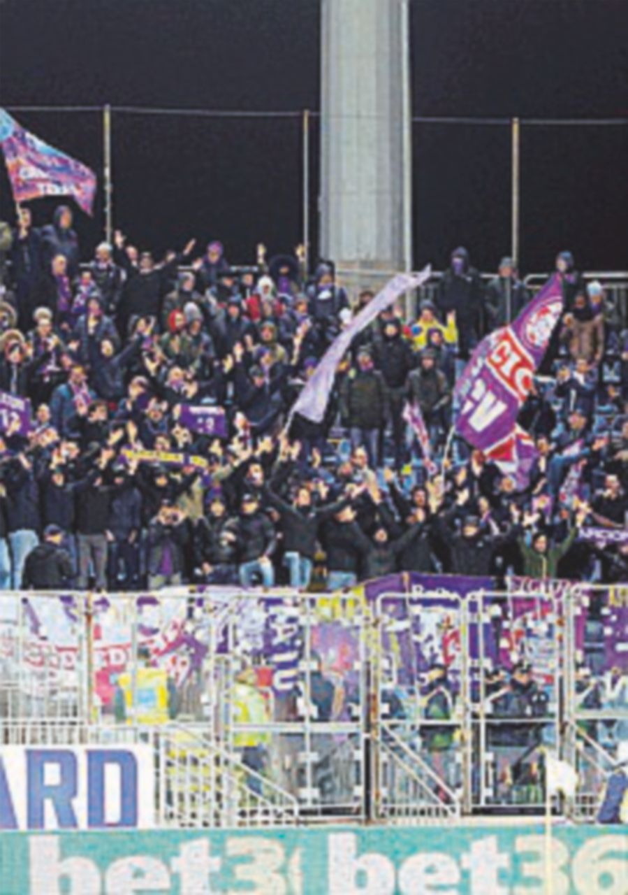 Copertina di “Devi morire” al tifoso deceduto allo stadio di Cagliari: Digos indaga