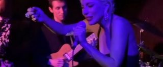 Copertina di Lady Gaga sale sul palco e sorprende tutti: canta “Fly me to the moon” di Frank Sinatra. Il video dell’esibizione inattesa