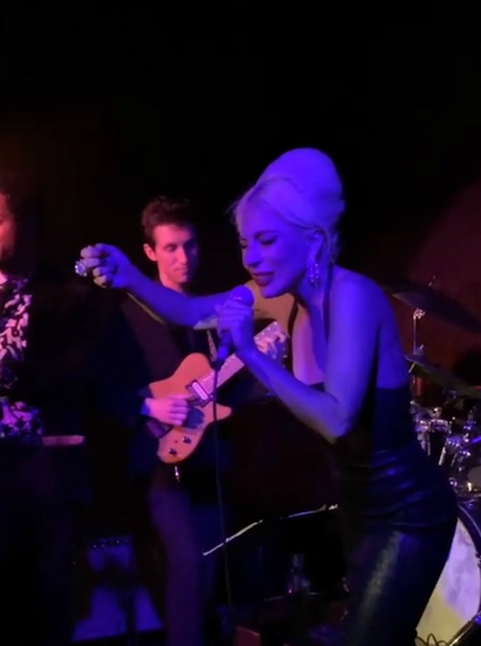 Copertina di Lady Gaga sale sul palco e sorprende tutti: canta “Fly me to the moon” di Frank Sinatra. Il video dell’esibizione inattesa