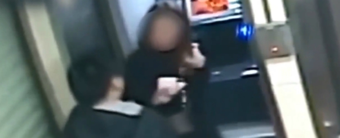 Copertina di Tenta di derubarla al bancomat, ma lei è al verde: il ladro “gentile” si impietosisce e reagisce così