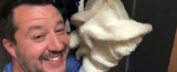 Copertina di Salvini surreale, la diretta nel dietro le quinte da Barbara D’Urso: “Anche i leghisti si lavano”. E azzecca il 2 a 3 del derby