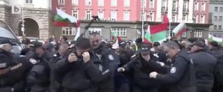 Copertina di Epic fail della polizia bulgara: spray urticante per fermare i manifestanti ma il vento gioca un brutto scherzo