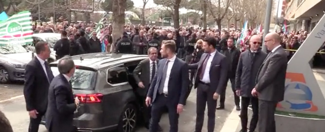 Copertina di Tria contestato dai dipendenti dell’Agenzia delle entrate. Salario accessorio bloccato dal 2016